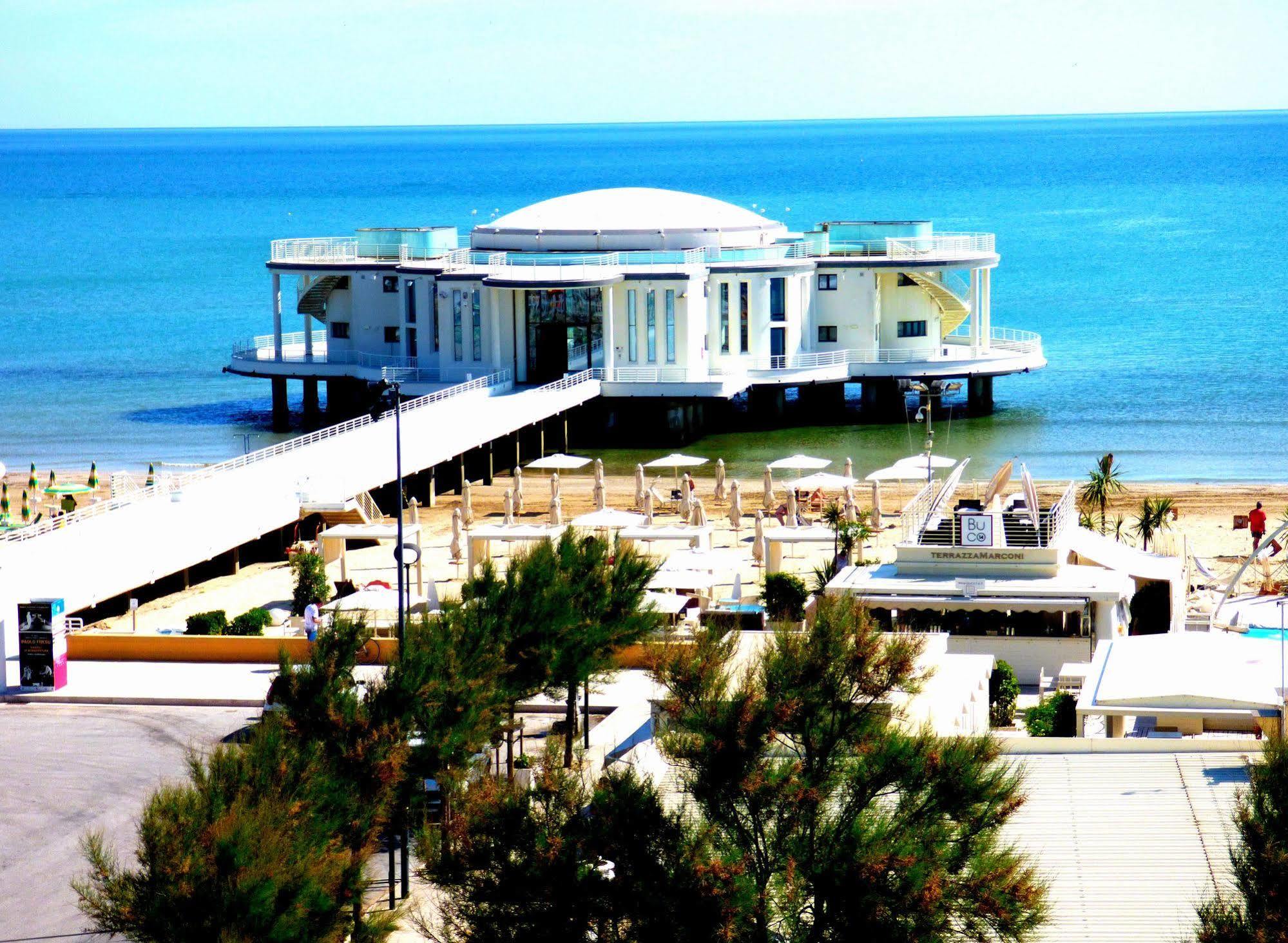 Hotel Cristallo سينِغاليا المظهر الخارجي الصورة